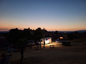 Silueta del pueblo bajo la umbra sobre el horizonte claro, foto de Chemi
