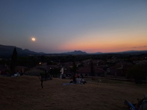 Vista desde San Cibrián. Se aprecia la claridad en la zona derecha del horizonte., foto de Chemi