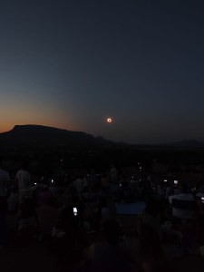 Inicio de la totalidad, aún se ve claridad a la izquierda de la foto., foto de Aroa Marquina