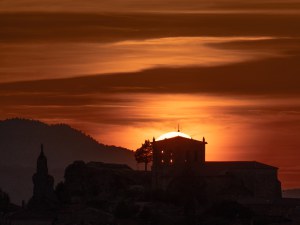 Puesta de sol sobre el campanario
